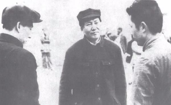 抗战时期，毛泽东、刘少奇和周扬谈话中。