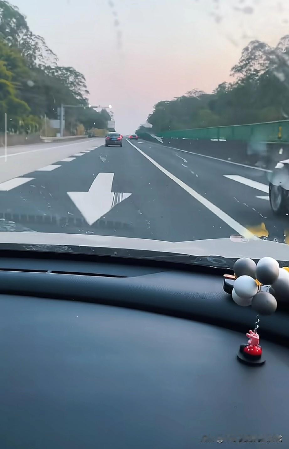 广东交警26最牛发明潮汐高速!两车道直接变六车道今年返程，广东交警直接