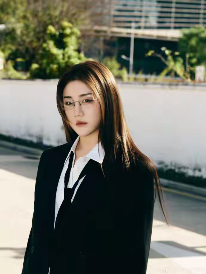 谁说运动员只能穿运动装？近日乒乓球奥运冠军陈梦在社交平台晒出一组机车...