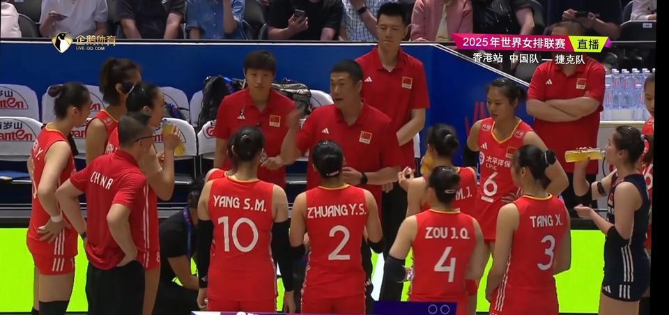 中国女排以29：27艰难地拿下了第一局，讲真，没有想到与捷克女排会打得这么的辛苦