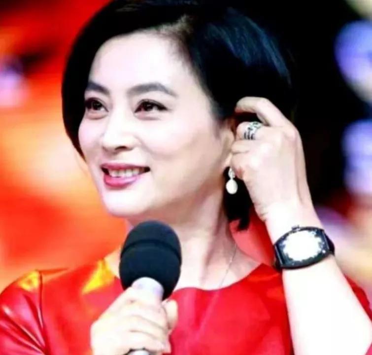 1997年，甜歌皇后李玲玉与犹太富豪杰瑞喜结连理。婚礼前夕，李玲玉半开玩笑地打趣