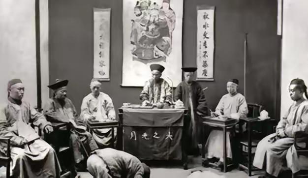 1884年，东北一个土财主翟彪为了霸占田地，残忍打死了农户，结果农户的妻子不哭不