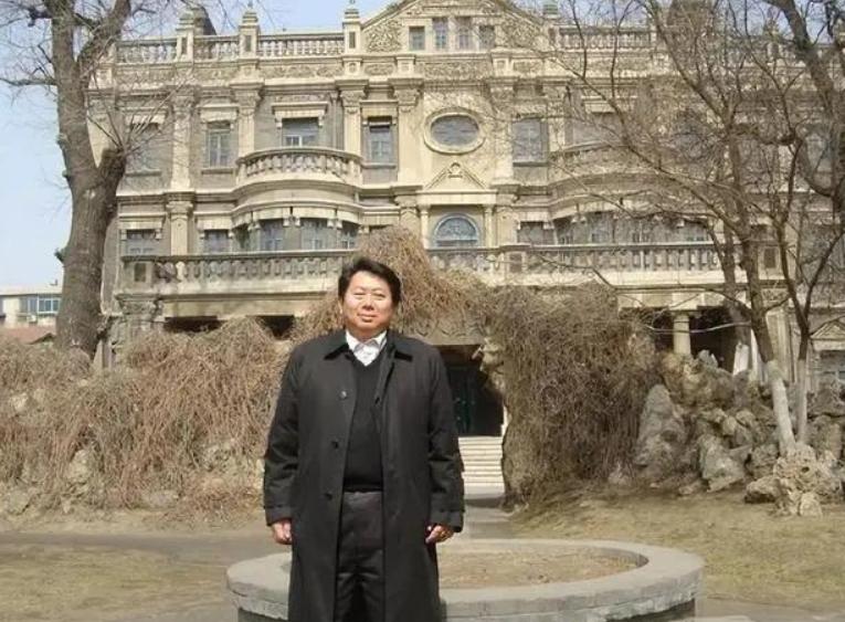 2007年，一名台湾商人来到了沈阳张作霖大帅府，抬腿就要往里进，售票人员见状赶紧