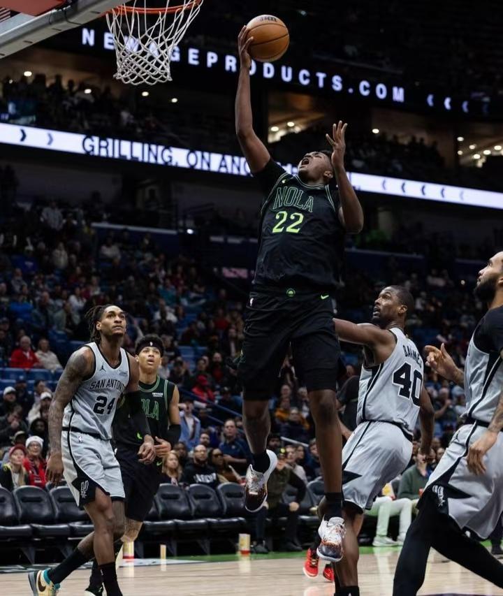 计划有变：交易锡安，扶正奎因。鹈鹕挑战马刺；核心锡安威廉姆斯缺席，新秀奎因大放