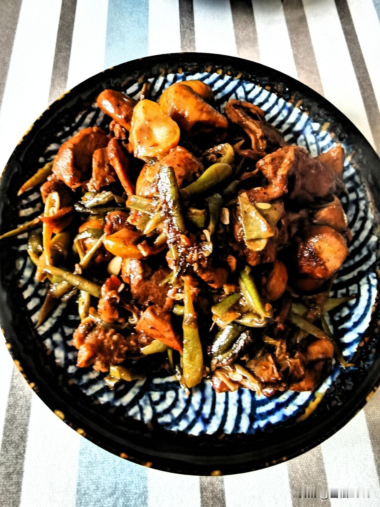 春日的餐桌，就该有春天的样子。昨天的午餐，老婆做了香椿炒鸡蛋，很多人吃不惯那