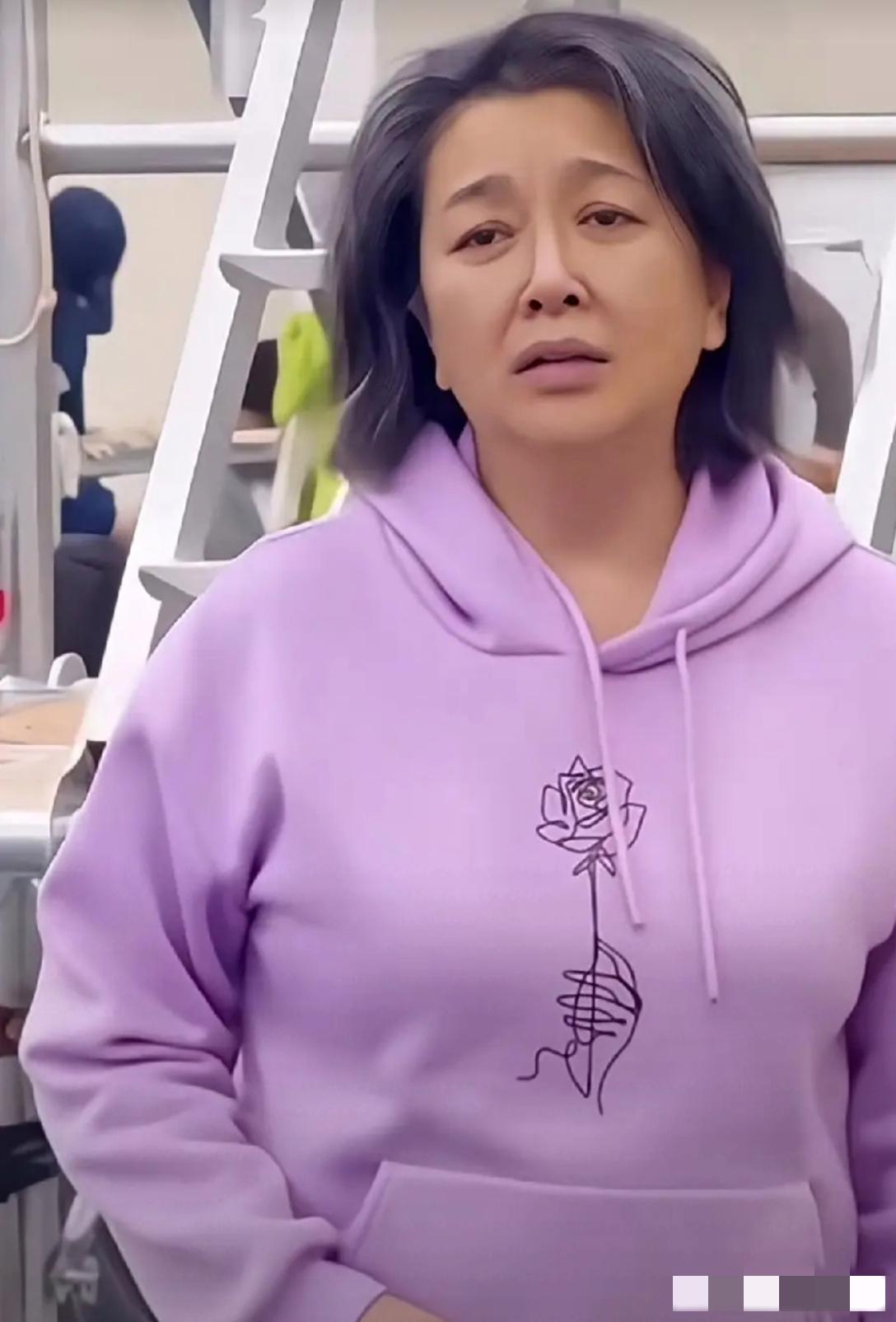 江珊也在岁月中老去了：身宽体胖，眼角耷拉，鼻孔外露，眼袋深刻，法令纹清晰，脸大脖