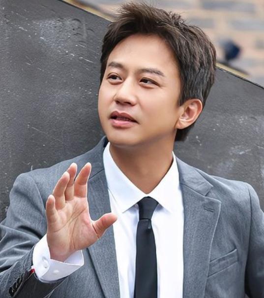 邓超确认加盟2025-2026湖南卫视芒果TV跨年演唱会。凭借以往跨年夜的精彩表