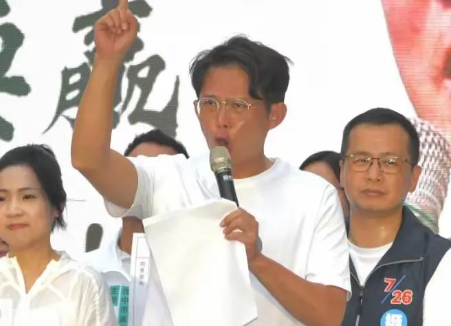 民进党也够倒霉的，本想把柯文哲抓起来，民众党就等于名存实亡了，没想到黄国昌出来了