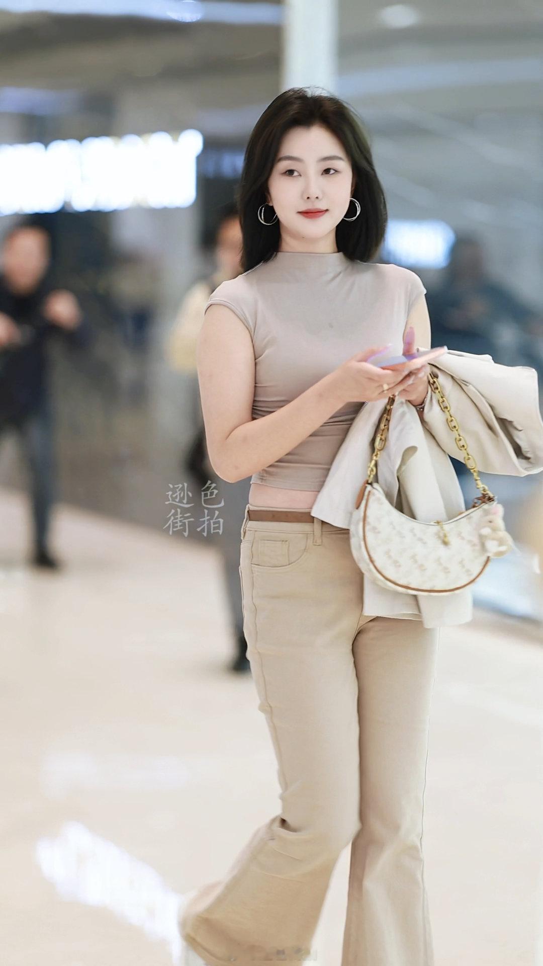 l【成都街拍】周二，宝贝们早安！丨摄影拍照每日穿搭