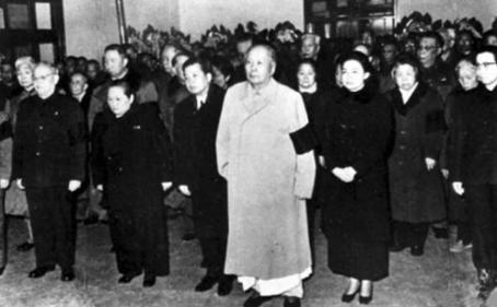 建国后，毛主席极少出席同志追悼会，他曾考虑自身最高领导人身份，到场容易冲淡逝者本