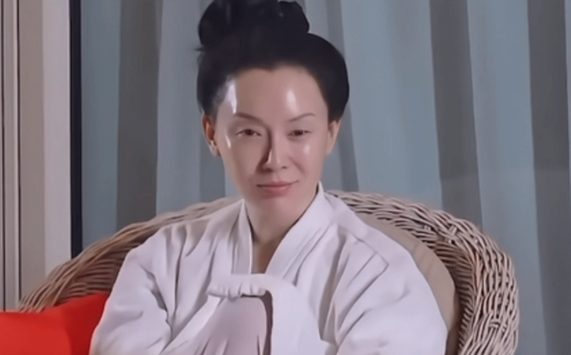 第一次看到陈数素颜，真没认出来，原来她是个小眼睛，但是皮肤真是好得发光。看《