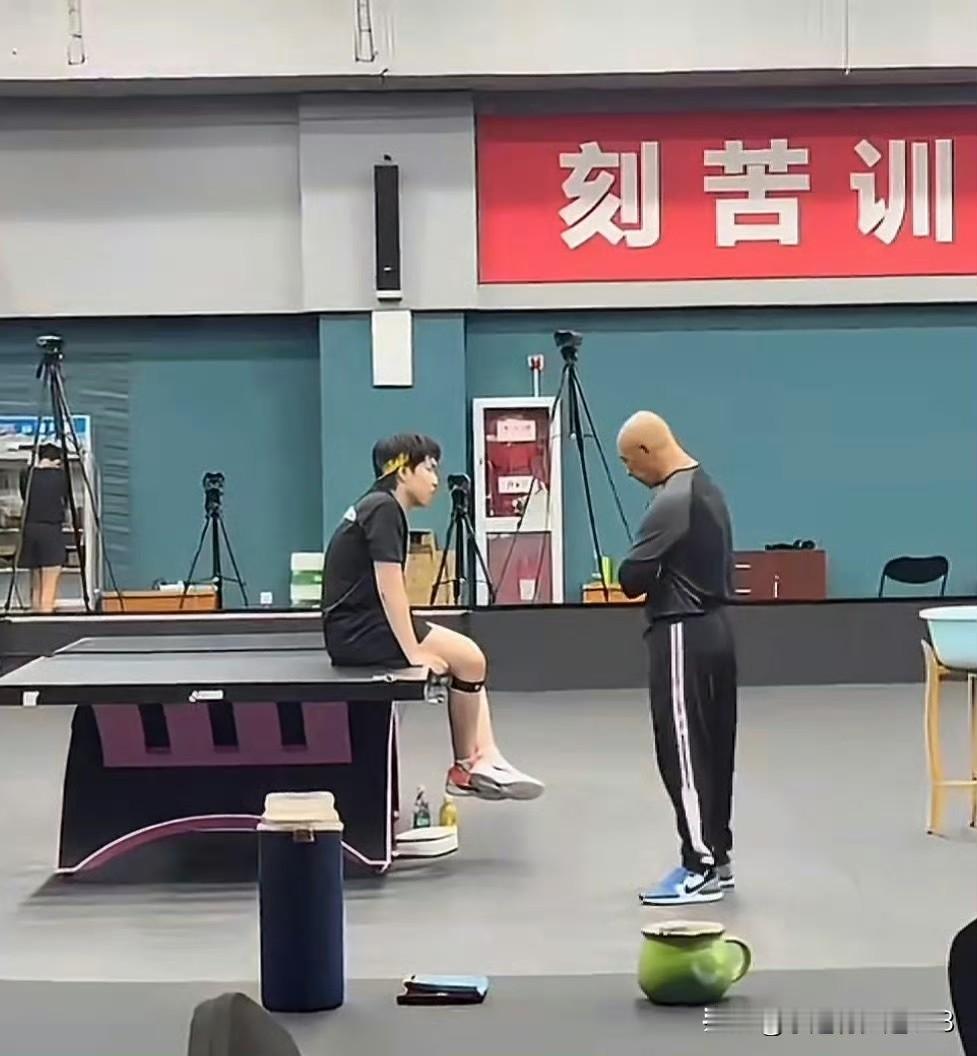 图中的师徒二人看着怎么这么愁苦呢？由光头亲自操练亚洲杯应该没问题吧？大头