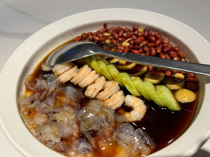 午饭🥣一碗排骨汤，一个饼（咸的好吃，甜的一般，吃了一口）晚饭🥣和朋友们一起吃