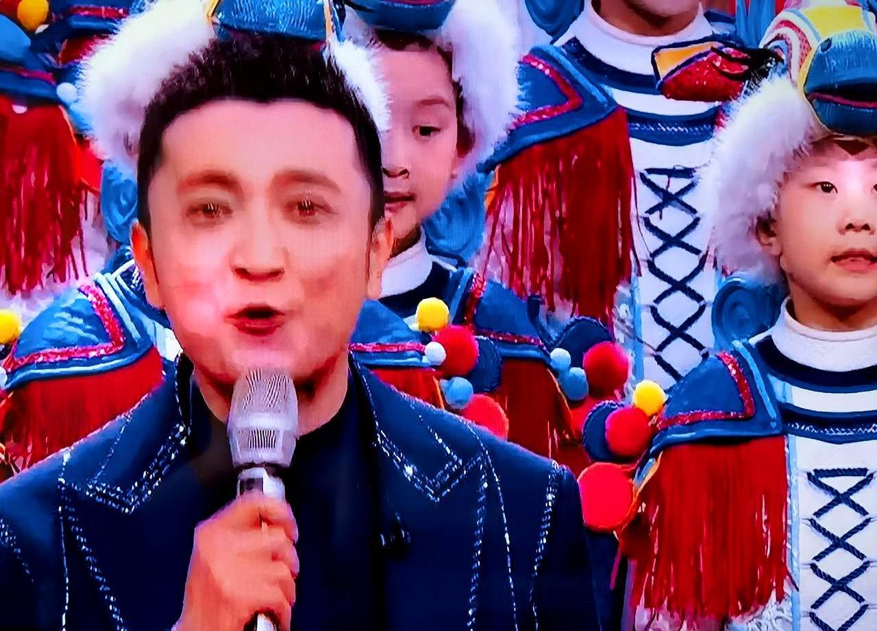 龙洋眼神向上瞟被骂没感情？你错了，那不是看词，是看命。后台合照里她放松时眼神