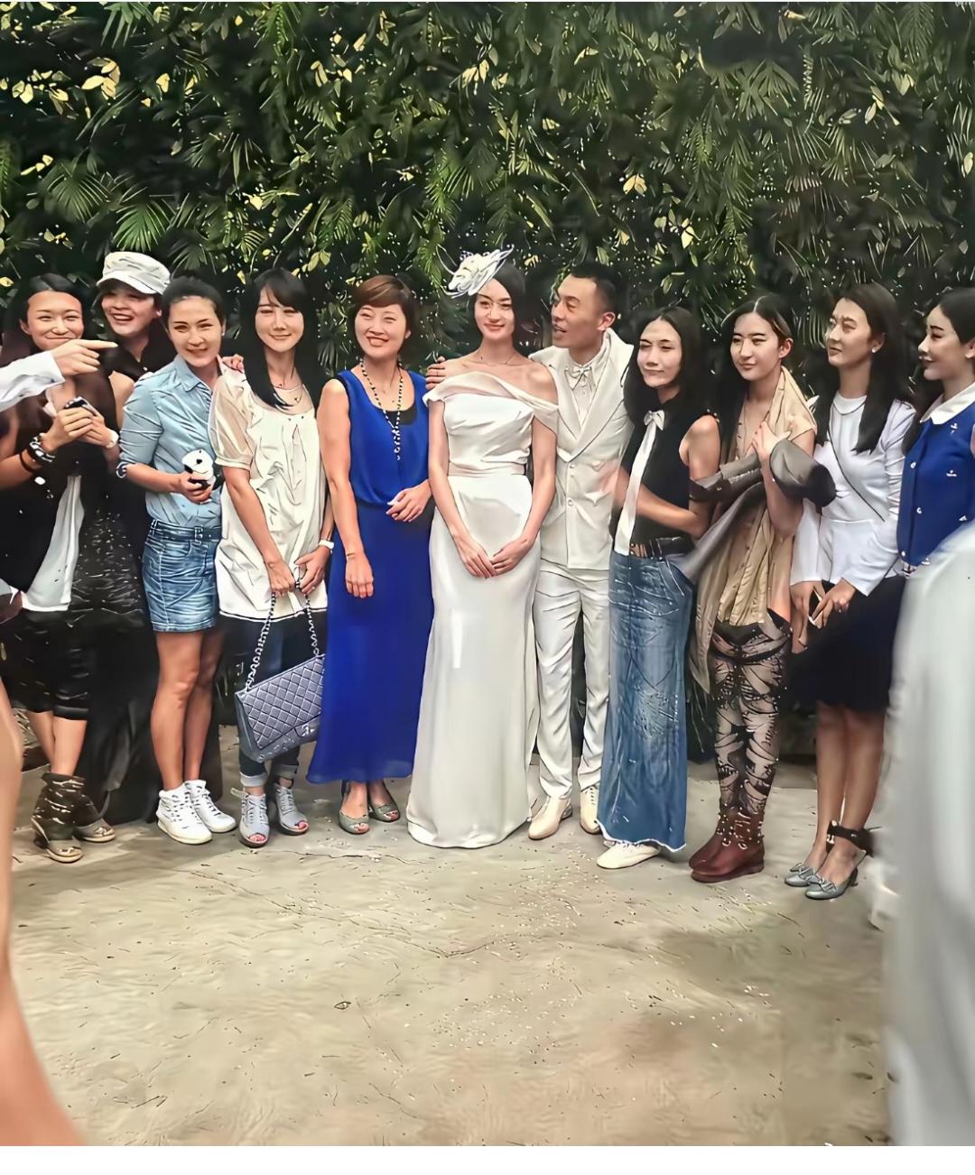 无意当中刷到朱亚文结婚时的照片，仔细看了一下里面竟然有刘亦菲！只是我想知道她那