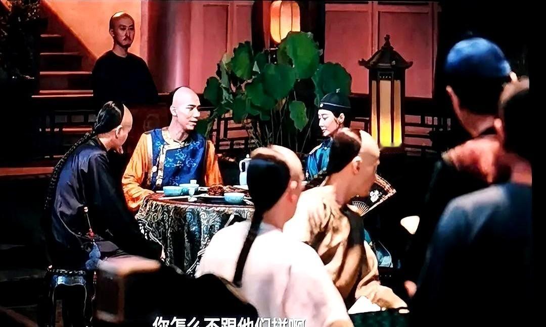 《大生意人》里有场戏看得人后背发凉。老八家之一的康家卖家产，拍卖会上，人人都杀红