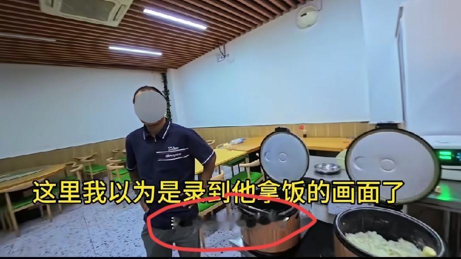 浙江杭州。一外卖小哥在店内取餐时发现一位疑似印度人把手伸进锅里抓饭，还自称是中国