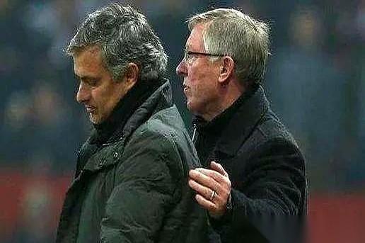 全世界都觉得那支巴萨是神，没法踢。所有人都跪着，只求少输当赢。只有一个疯子，