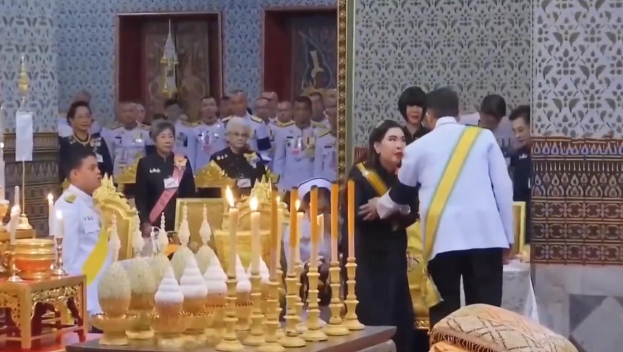 泰王74岁庆典仪式结束后，提帮功王子被拍到有眼力劲儿啦！从画面看，泰王与小妹朱拉