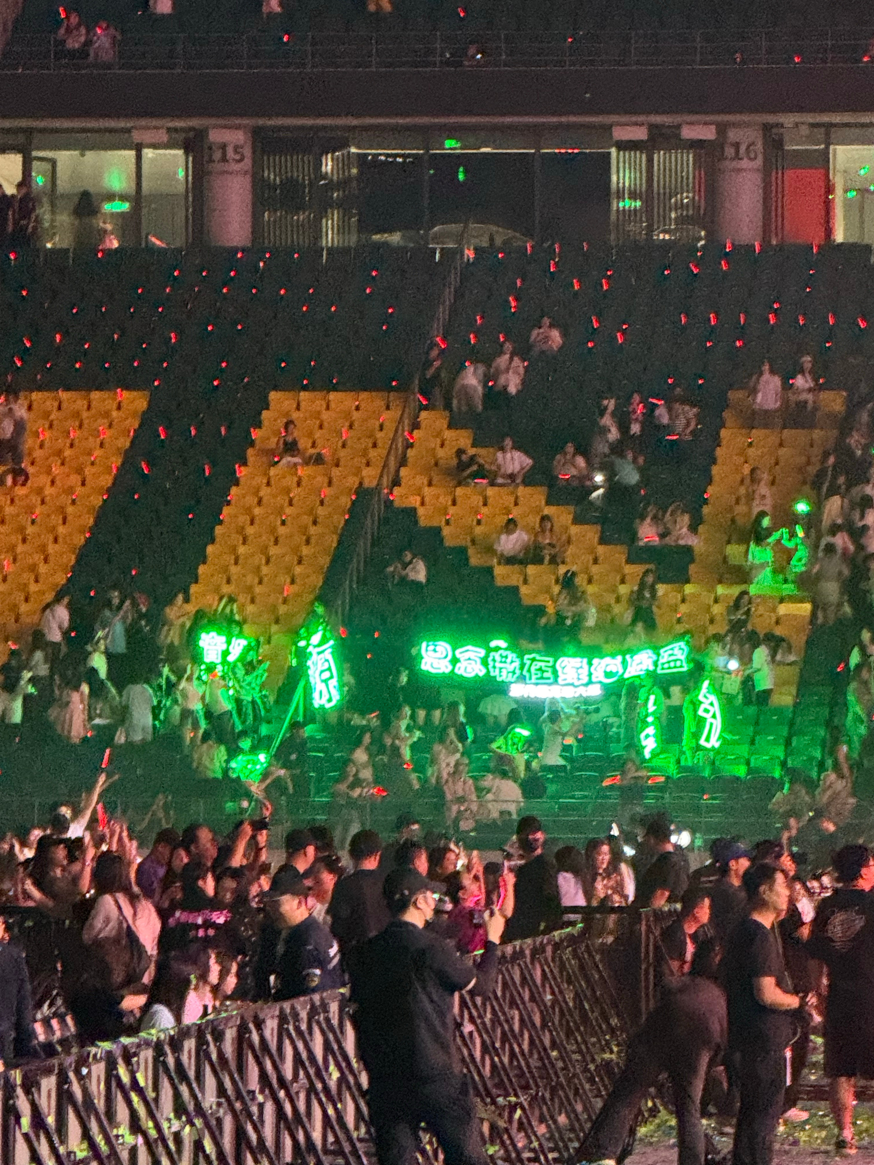 🥺留一些绿色痕迹🥺散场的时候抓拍了一张对面的灯牌