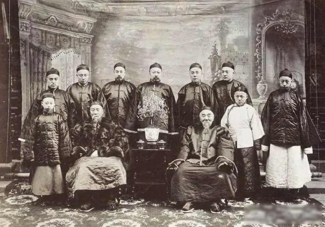 左宗棠有一个很疼爱的孙子，因交友不慎而吸食了大烟。听闻这个消息后，左宗棠毫不留情