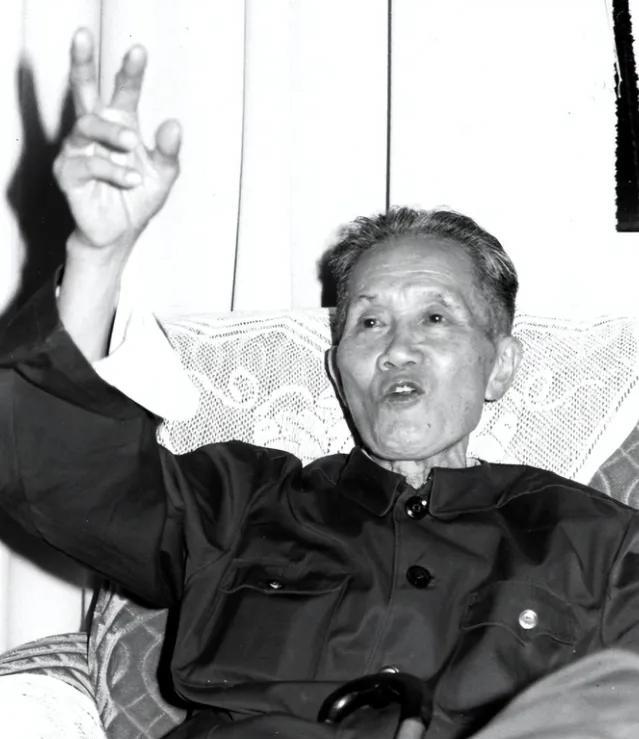 1950年春天，贵州街头一个挑着杂货担子的跛脚手艺人看到报纸上贵州军区司令员杨勇