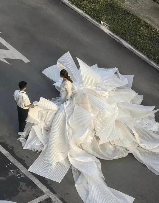 不点开看还以为是婚纱