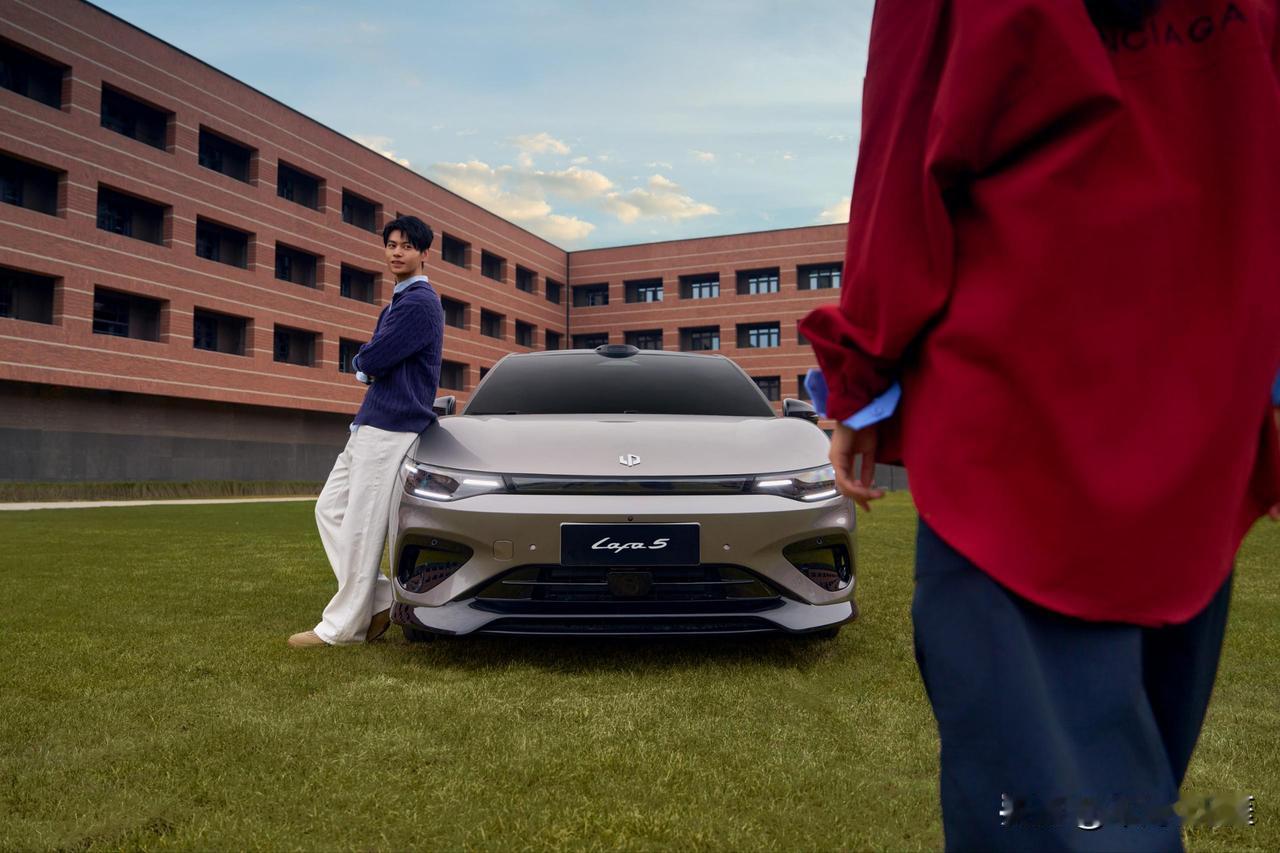 零跑汽车为年轻人打造的Lafa5也是爆款？ 可以说零跑汽车一路坚持全域自研，