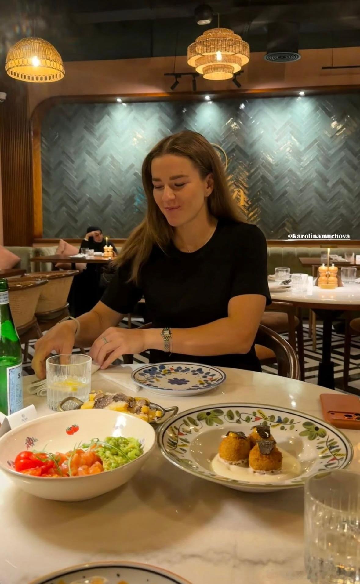 穆霍娃！打卡一家中东餐厅！今晚WTA1000多哈站第二轮Karolina将对阵