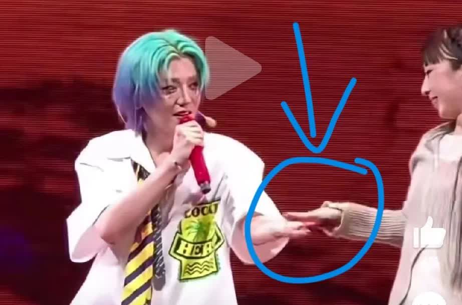 鹿晗演唱会牵手女生，看来是彻底放下关晓彤，准备往前走，发展新的女朋友了！之前