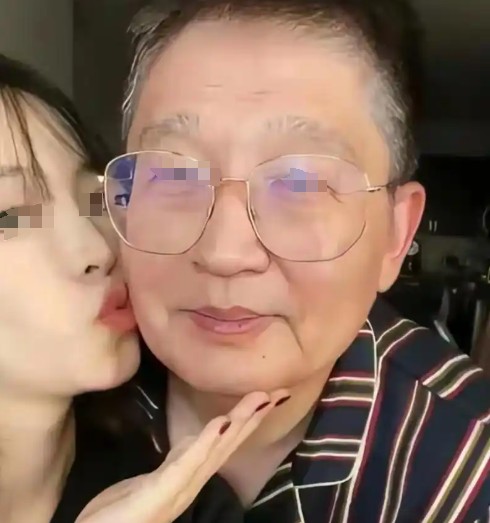 2024年，上海52岁的刘女士和患有精神分裂症的大自己18岁的前夫离婚后，突然得