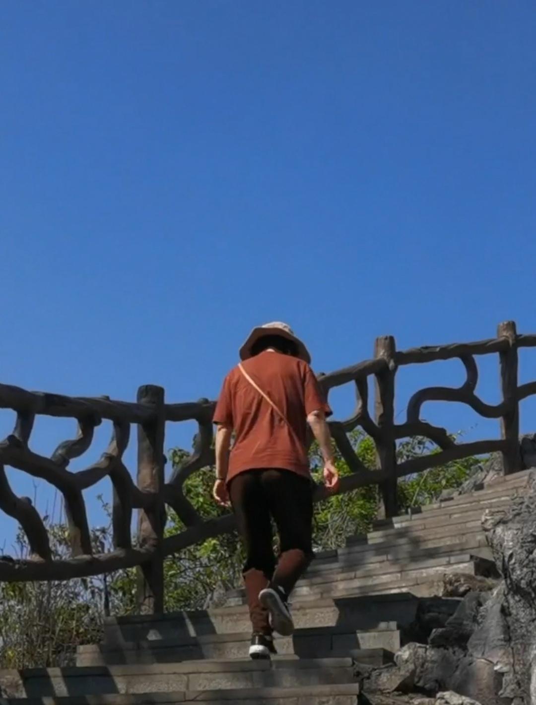 可以分享一张你拍的天空美照吗？走向万峰林景区“步步高观平台”