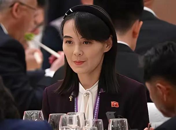 照片中的这位女士可不简单，她在朝鲜可是个举足轻重的人物，在胞兄金元帅出席所有国内