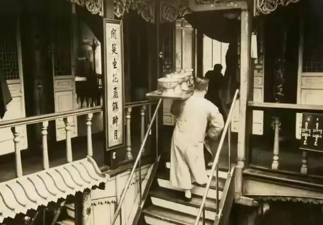 打民国那会就开始用味精，在1909年日本人推出了味之素后（味精），民国各大饭馆都