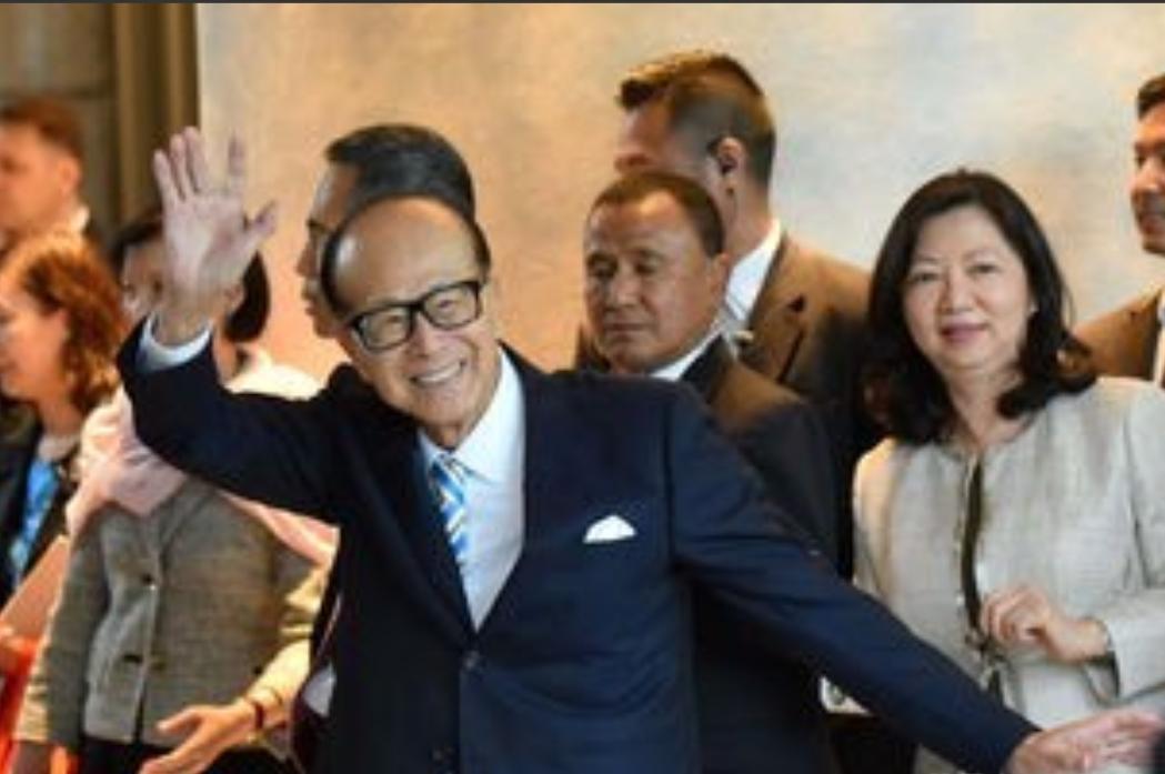 李嘉诚果断大规模抛售英国资产，可能是已经嗅到了不同寻常的危机感！ 长和系在2