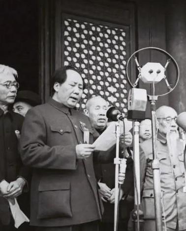 “中国人民从此站起来了！”1997年，开国大典现场播音员丁一岚辟谣：“开国大典的