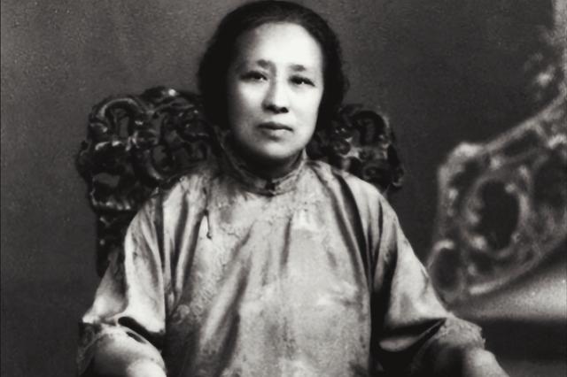 抗战时，何香凝在逃港途中，忽被“海匪”逼停，船长绝望至极，何却镇定道：告诉他们，