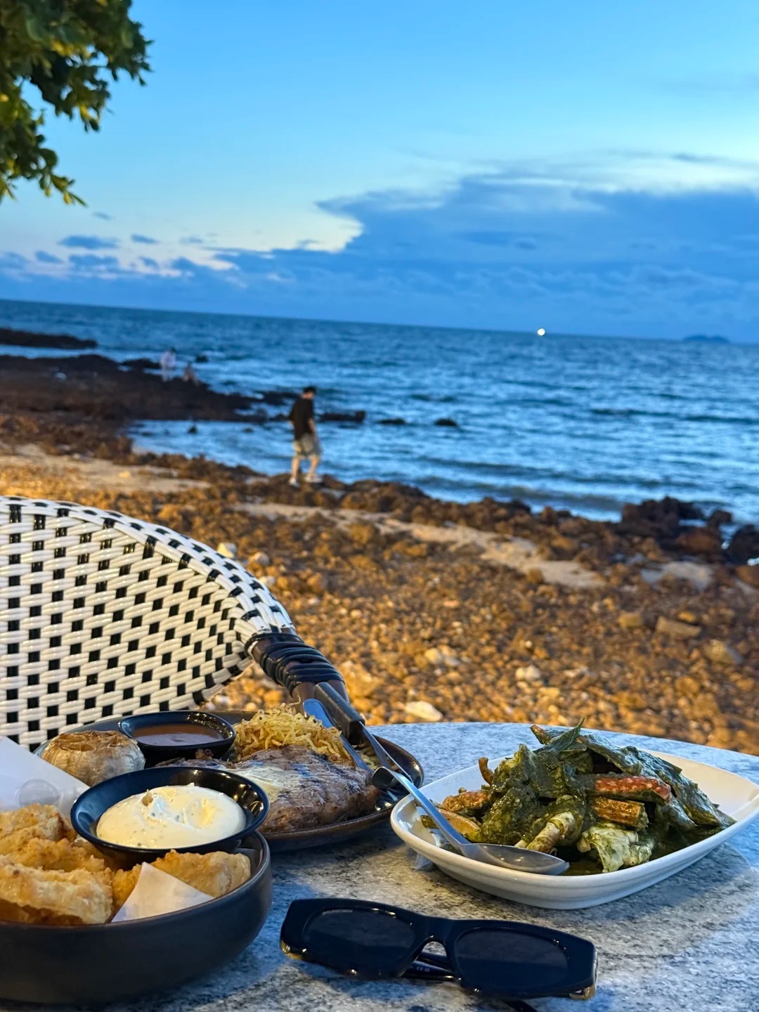 今日份身份：海边快乐小狗🐶荡秋千、看海、吃美食，把所有的烦恼都丢进海里！