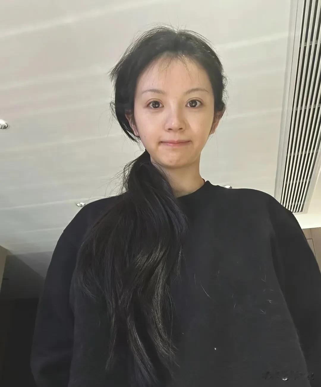 田曦薇的素颜跟电视上的她完全不一样，虽然素颜也很美，但怎么感觉头小了一个号了