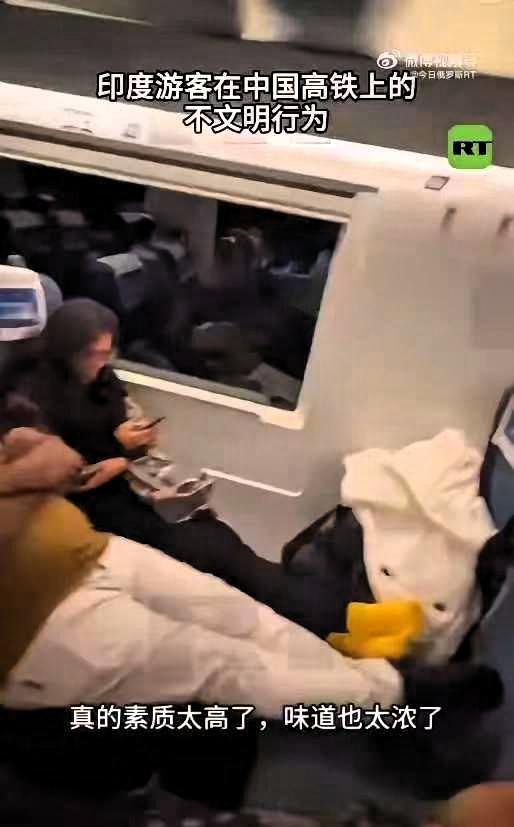 “滚回自己的国家去！”成都一趟高铁上的这句怒吼，瞬间让车厢里的气氛变得紧张。引