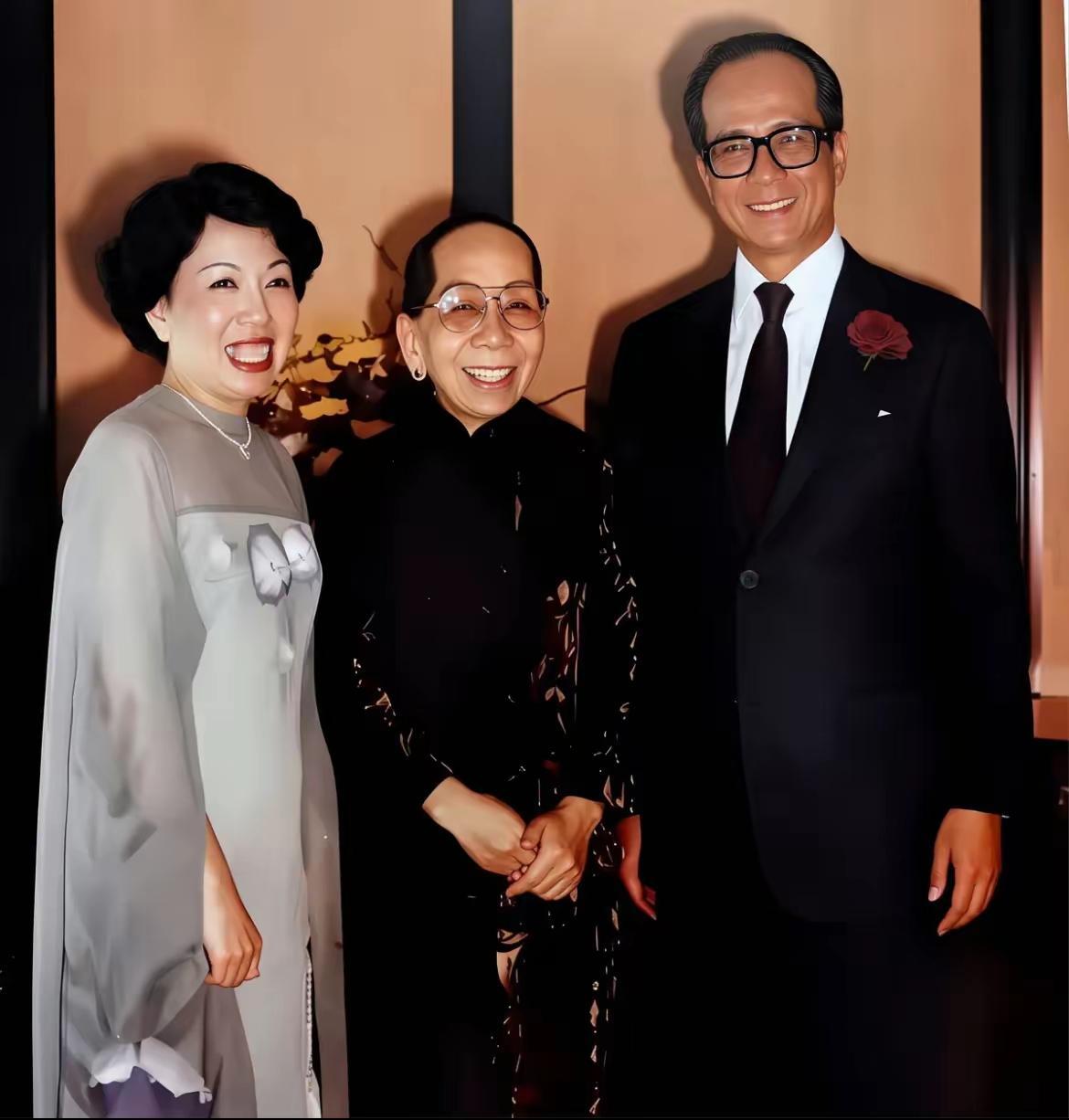 王铎：李嘉诚与母亲、夫人的一张合影。