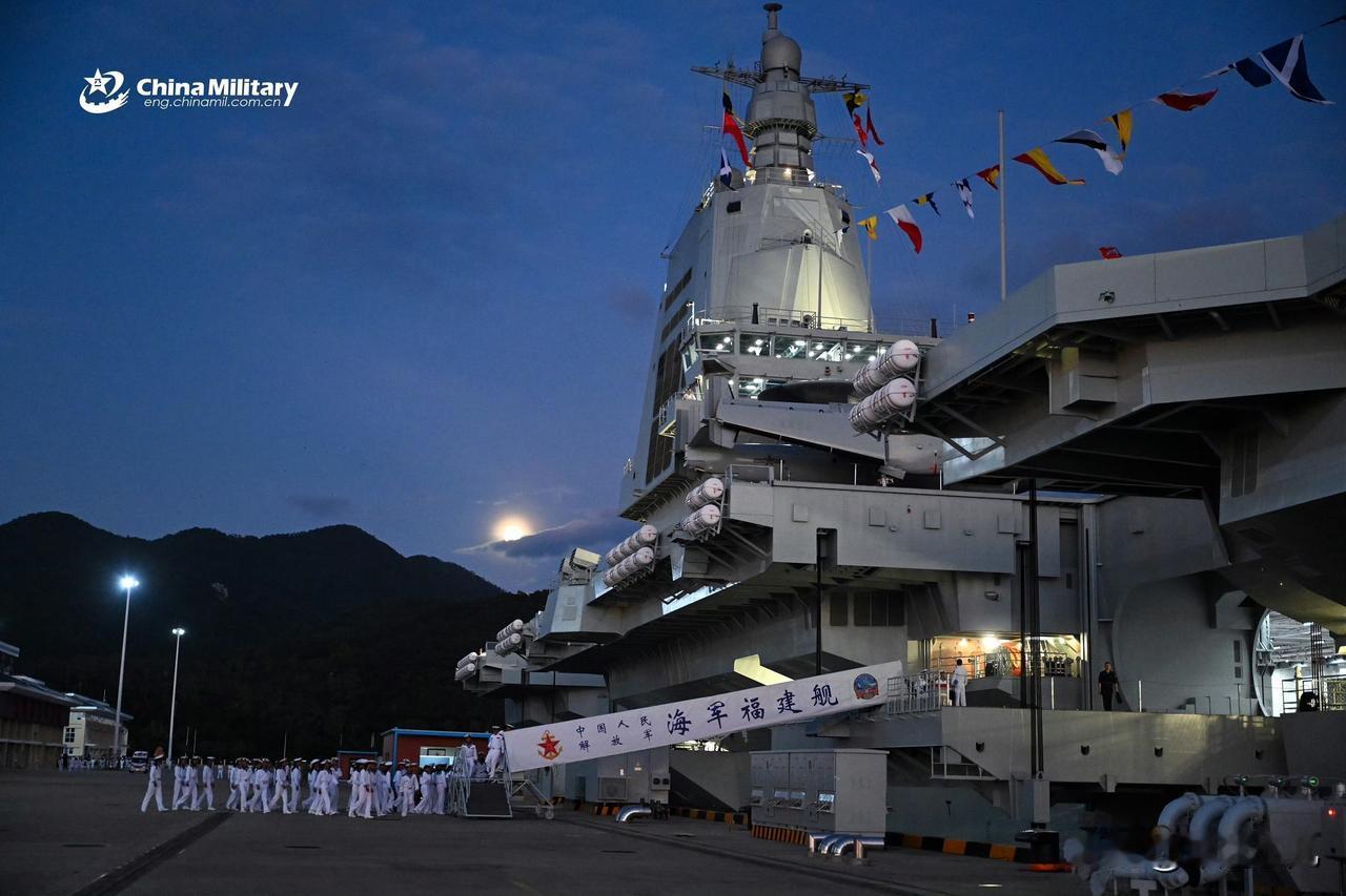 福建舰又一批超美壁纸高清图片公布，夜晚的18舰，真的是太美了！福建舰入列，已