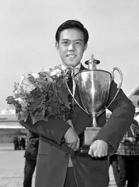 1961年，乒乓球运动员受邀到周总理家中做客，交谈期间，周总理还提到要请他们吃饭