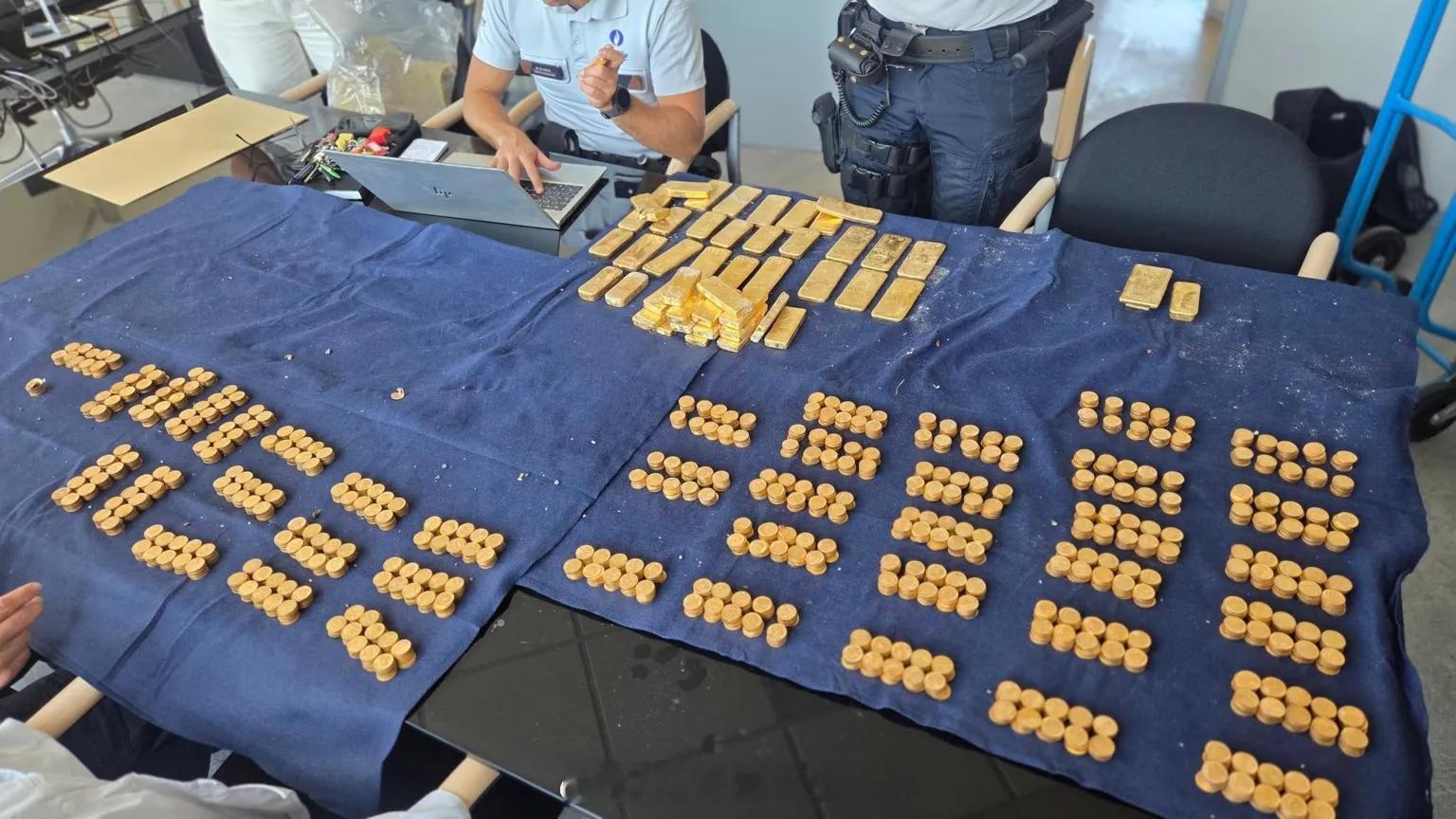 比利时建筑工人在翻修一栋房屋时，在地下室墙壁内发现了价值约900万欧元的黄金