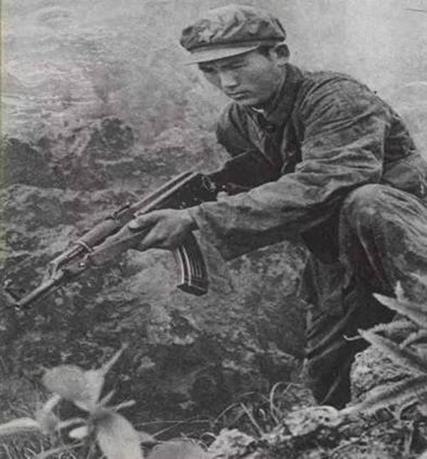 1979年，郑宏余被七八名越军包围，越军见他只有一个人，就喊话让他投降，郑宏余听