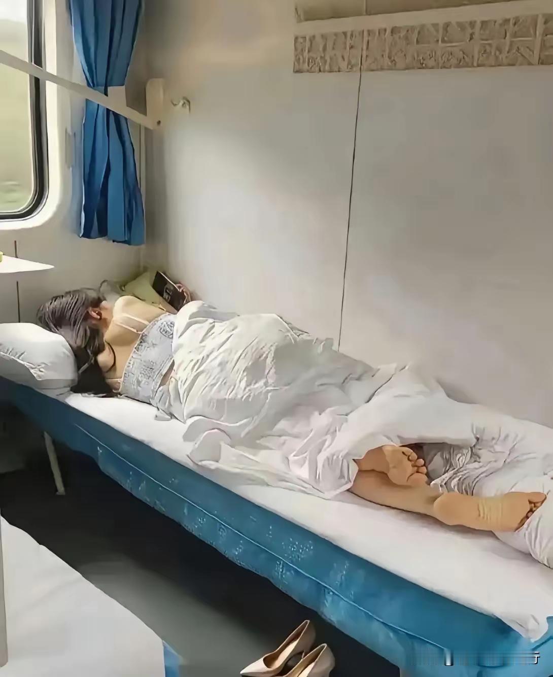 这是把高铁当成自己家了。