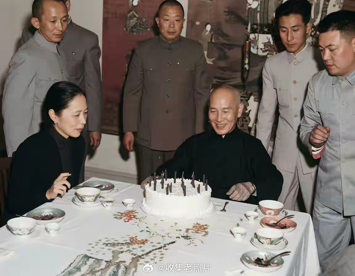 1952年，台北。蒋介石过65岁生日，这年他还没认清现实。竟然许下返工大陆的愿望