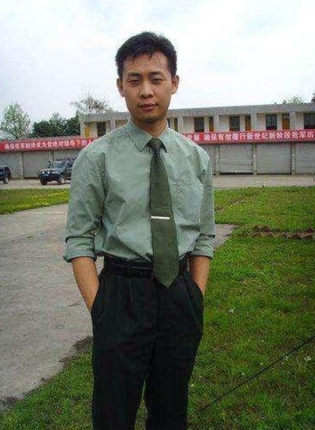 2005年，张译的初恋女友因车祸成了植物人，张译照顾了她10年，妻子钱琳琳知道后