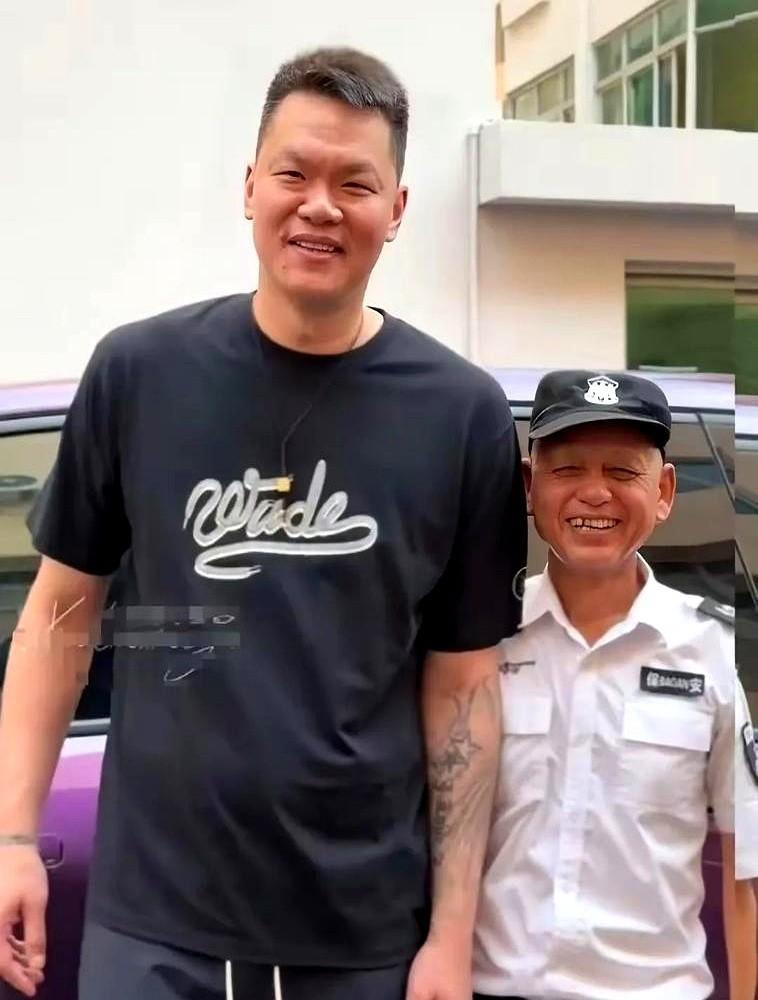 保安大叔递过去一根烟，堂堂宏远运营总监双手接过来，低头凑近火机点上。从当家球