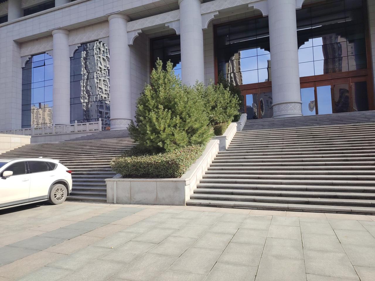 有一所学校，领导众多，中层干部不少，处室人员也很多。全校一百多位教师，领导就有十